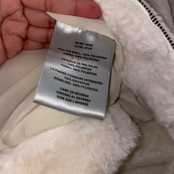 LEVI’S Women’s Faux Fur Cream Trucker Jacket - Picture 8 of 16